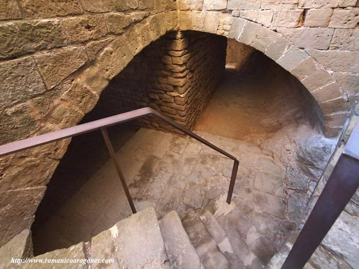 ACCESO A LOS DOS PASOS ALREDEDOR DE LA TORRE DEL HOMENAJE